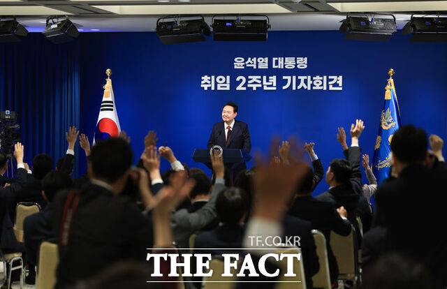 윤석열 대통령이 9일 서울 용산 대통령실 청사 브리핑룸에서 취임 2주년 기자회견을 하고 있다. /대통령실 제공