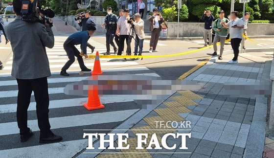 9일 부산지법 앞에서 흉기를 휘두르고 도주한 50대가 경찰에 붙잡혔다.  /부산=조탁만 기자