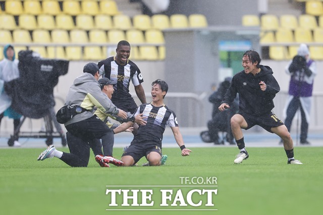 지난 주말 수원 삼성을 잡고 연승을 노리고 있는 성남 FC 선수들의 골 세리머니./K리그