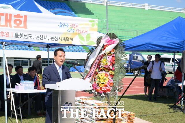 백성현 논산시장이 지난 8일 논산시민운동장에서 열린 ‘제3회 계백장군배 생활체육 게이트볼대회’애서 축사를 하고 있다. /논산시.