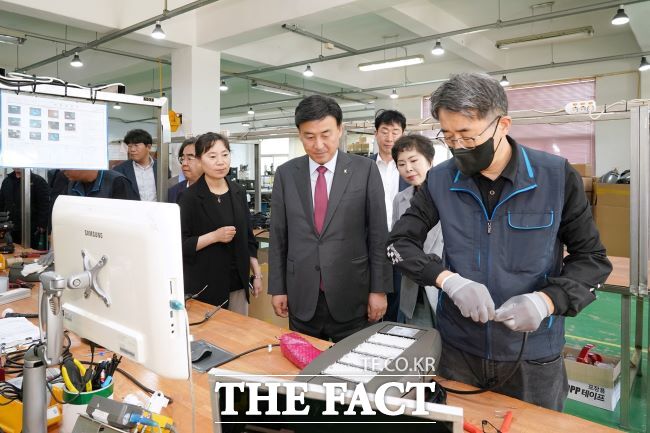 방세환 광주시장이 10일 관내 기업을 찾아 시설을 둘러보고 있다./광주시