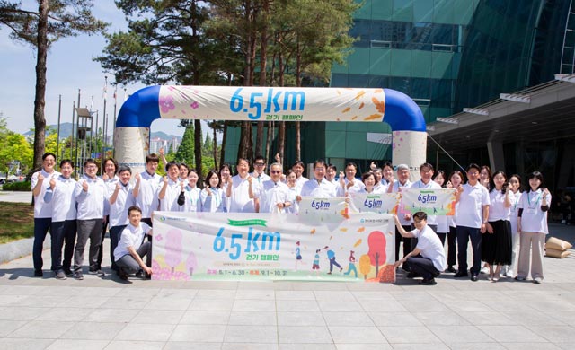 동아에스티 김영설 부사장(두번째줄 왼쪽에서 10번째)이 6.5km 걷기 캠페인 기념행사에서 대한당뇨병학회 회장 박태선 교수(두번째줄 왼쪽에서 11번째), 대한당뇨병학회 및 당뇨병학연구재단 이사장 차봉수 교수(두번째줄 왼쪽에서 12번째) 등 캠페인 관계자들이 기념사진을 촬영하고 있다. /동아쏘시오그룹