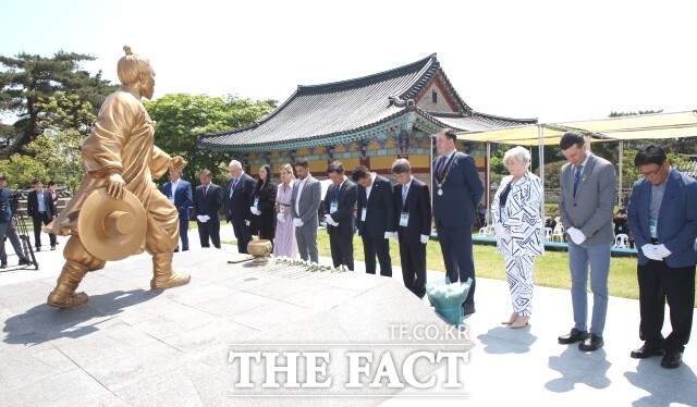 연대회의 참석자들이 동학농민혁명 국가기념일 행사에 해외 내빈으로 참석해 유인촌 문화체육부 장관 등과 함께 추모 공간에 참배하고 기념식에 참석했다. / 정읍시