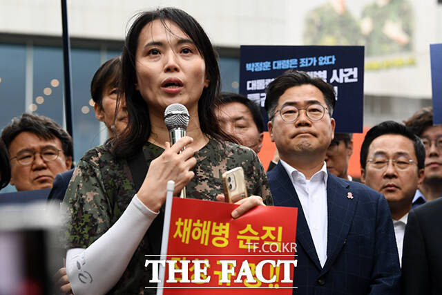 박경애 전 공군 소령이 이준석 개혁신당 대표의 기자회견문을 대독하고 있다.