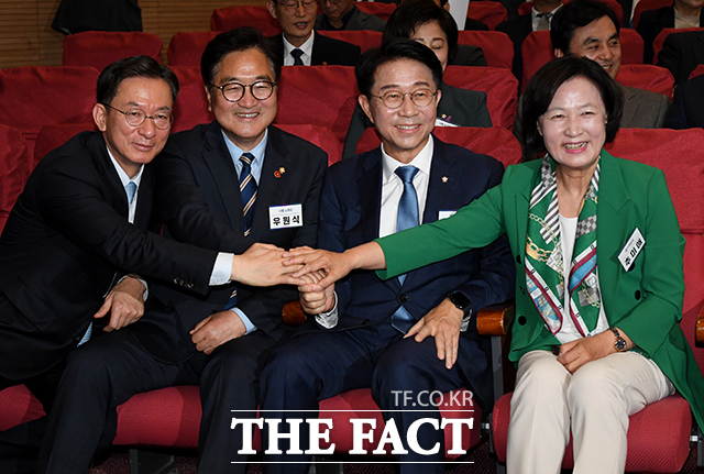 정성호 더불어민주당 의원이 12일 전반기 국회의장 경선 후보직을 사퇴했다. 사진은 지난 3일 국회의원회관에서 열린 제22대 국회 민주당 1기 원내대표 선출 당선자 총회에 참석한 정 의원과 우원식 의원, 조정식 의원, 추미애 당선인(왼쪽부터). /배정한 기자