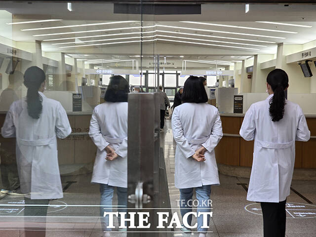 의료법 시행규칙 일부개정령(안) 입법예고에 대한 1102명의 의견 중 91.5%는 반대로 나타났다. 의과대학 증원에 반발해 의대 교수들이 주 1회 정기 휴진에 들어선 지난달 30일 오전 서울의 한 대학병원에서 의료진이 발걸음을 옮기고 있다. /박헌우 기자