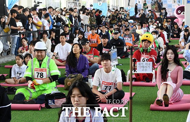 2024 한강 멍때리기 대회가 12일 오후 서울 반포한강공원 잠수교에서 열린 가운데 참가자들이 멍 때리기를 하고 있다. /서예원 기자