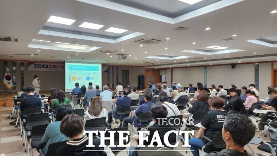 경기도시장상권진흥원은 지난 10일 김포시 시민회관에서 김포시와 함께 김포시 상인회 대상 골목형상점가 지정 관련 설명회를 진행했다고 12일 밝혔다./경상원