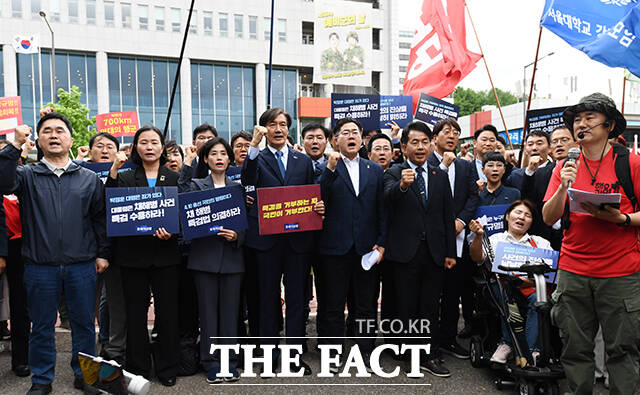 더불어민주당·조국혁신당 등 범야권 6개 정당이 11일 오후 서울 용산 대통령실 앞에서 윤석열 대통령의 채상병 특검법 수용을 촉구하는 기자회견을 열고 구호를 외치고 있다. /서예원 기자