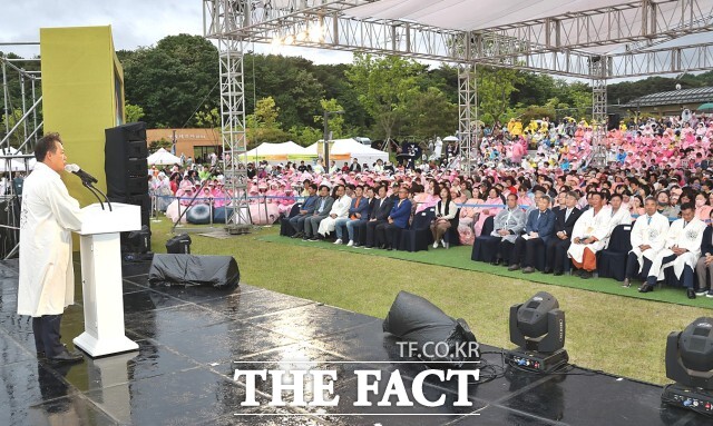 이학수 정읍시장은 “사람이 사람답게 살기 위해 분연히 일어섰던 동학농민군의 함성이 아직도 황토현전적에서 울려 퍼지는 것 같다”며 “억압과 차별이 없는 세상을 위해 일어났던 동학농민혁명의 정신을 잊지 않고, 동학농민군의 혁명 정신을 전국을 넘어 세계에 알리겠다”고 말했다. / 정읍시