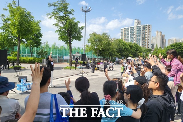 지난 12일 광명스피돔 페달 광장에서 개최된 ‘가정의 달 맞이 문화 행사’에 많은 시민들이 참가해 즐거운 주말을 보내고 있다./경륜경정총괄본부