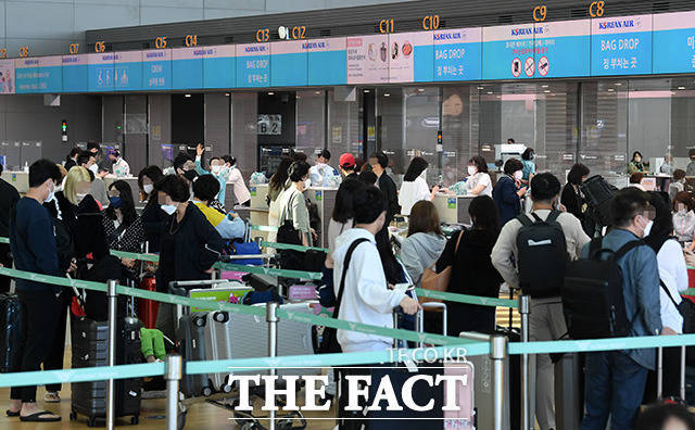 인천국제공항 2터미널 출국장에서 출국자들이 탑승 수속을 기다리고 있다. /남용희 기자