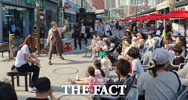 지난해 서산시 원도심 활성화를 위한 1로오유 페스타 거리공연 모습. / 서산문화재단