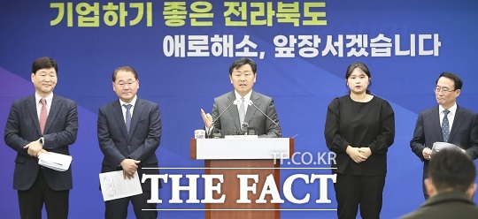 김관영 전북도지사는 전북에서 나고 자란 청년들이 더는 지역을 떠나지 않고 전북에서 자긍심을 갖고 삶을 영위해 나갈 수 있도록 앞으로도 기업 유치를 통한 양질의 일자리를 제공하는 데 부단한 노력을 기울이겠다고 말했다./전북도