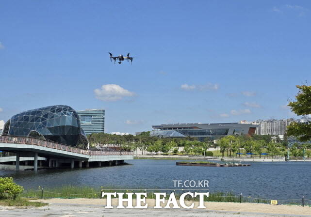 세종시가 드론을 활용해 세종호수를 찍고 있다./세종시