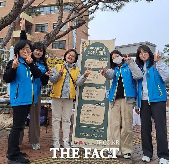 전주시학교밖청소년지원센터가 지난 6일 치러진 ‘2024년 제1차 초·중·고등학교 졸업 학력 검정고시’에서 총 110명의 응시인원 중 108명이 합격해 98%의 높은 합격률을 기록했다고 13일 밝혔다./전주시