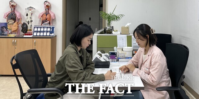 시 보건소 2층 통합창구에서 시민이 건강 상담을 위한 기초 설문조사를 받고 있다. / 서산시