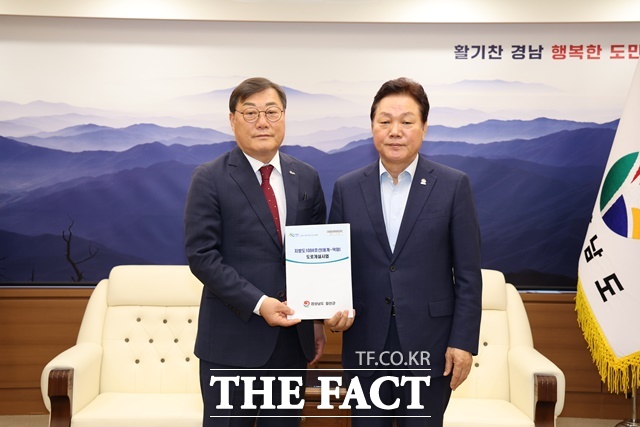 김윤철 합천군수(왼쪽)가 박완수 경남도지사를 만나 주요 사업들에 대한 적극적인 지원을 건의했다./합천군