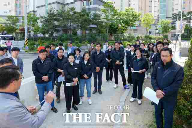 14일 아산시의회 의원들이 주요 사업장 방문해 현장 의정활동을 펼치고 있다. /아산시의회