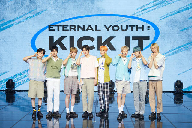 휘브가 14일 두 번째 싱글 앨범 ETERNAL YOUTH : KICK IT 발매 쇼케이스를 개최했다. 부상으로 빠졌던 이정이 합류해 완전체 활동에 나선다. /씨제스 스튜디오