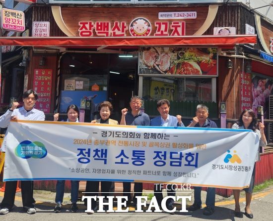 경기도시장상권진흥원은 14일 수원시 장안구에 위치한 연무상인회 회원 점포에서 연무상인회 발전을 위한 현장 정책 소통정담회를 진행했다./경상원