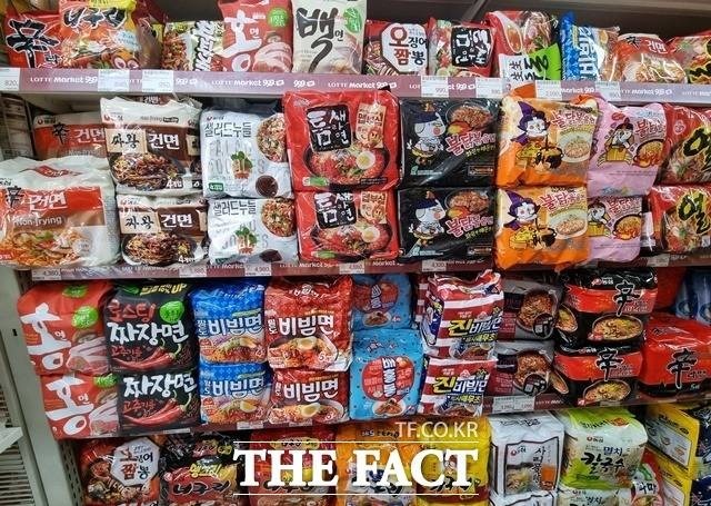 가공식품·외식 소비자물가 상승폭이 하락하고 있는 가운데 정부는 업계와 협력해 추가적인 물가 안정 정책을 계획하고 있다. /더팩트 DB