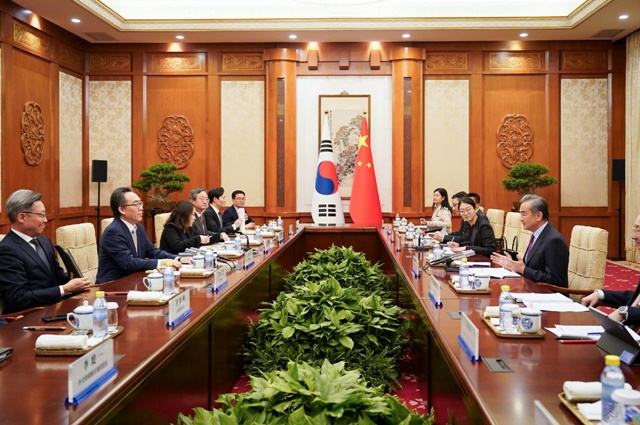한국 외교부 장관이 양자 회담을 위해 베이징을 방문한 것은 6년 반 만이다. 외교부는 양 장관은 조만간 한국에서 개최될 제9차 한중일 정상회의의 성공적인 개최를 위해 지속 협력해 나가기로 했다고 밝혔다. /외교부 제공