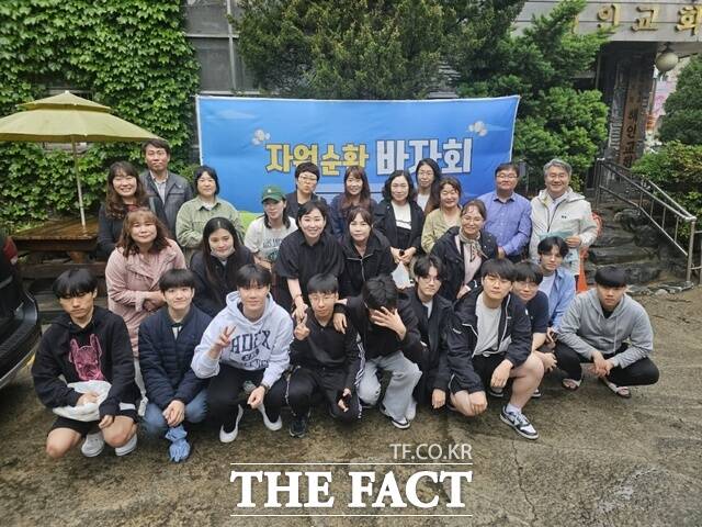 인천 계산고등학교 교육 가족들이 페지 줍는 어르신을 돕기 위해 작하소비 바자회에 참여한 뒤 기뻐하고 있다./계산고 총동문회