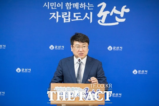 신원식 군산시 부시장이 14일 기자 브리핑에서 2024년 청렴 추진체계를 설명하며 올해 비전인 ‘청렴군산 실현으로 지역 경쟁력 기여’를 설명하고 있다./군산시