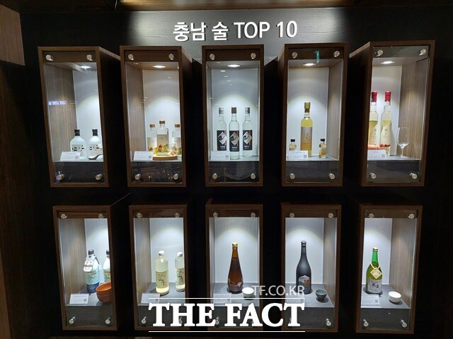 지난해 충남술 톱10에 선정된 전통주가 도청 로비 홍보관에 전시되고 있다. /충남도