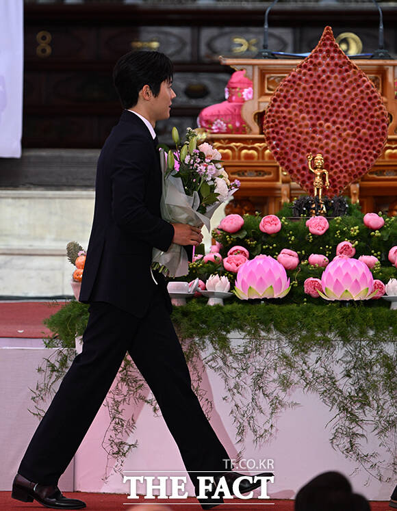 수상 후 단상을 내려오는 김동준.