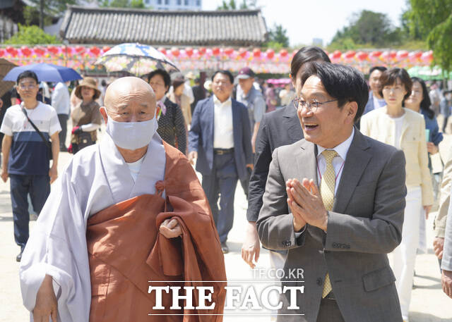 강기정 광주시장이 15일 서구 무각사에서 열린 불기 2568년 부처님 오신 날 봉축법요식에 참석해 청학 주지스님과 법당으로 향하고 있다./광주시