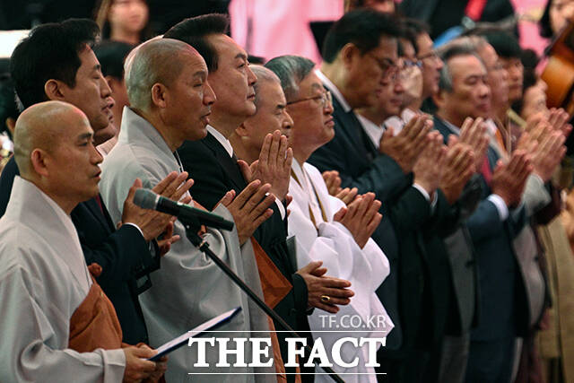 윤석열 대통령이 봉축법요식 봉행에 참여하고 있다.