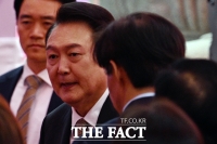  조국과 악수한 尹 대통령…5년 만에 공식 석상 첫 대면 [포토]