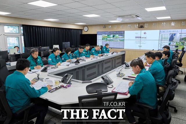 지난 14일 아산시가 여름철 자연재난 대비 주요 부서 대처 사항 보고회를 열고 있다. /아산시