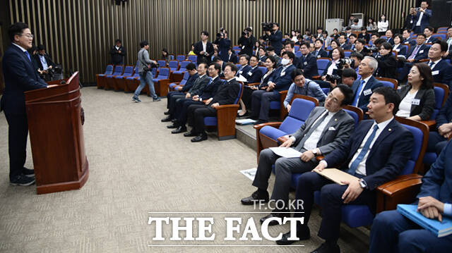 박찬대 더불어민주당 원내대표가 16일 오후 서울 여의도 국회에서 열린 초선 당선자 워크숍에 참석해 발언하고 있다.