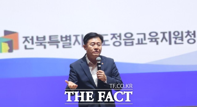 최용훈 교육장은 “급변하는 사회에서 자기주도적 진로설계역량이 더 중요해지고 있다”며 “가정과 학교가 함께 진로를 설계하여 학생의 내실있는 진로역량강화를 지원해 나가겠다”고 말했다. / 정읍교육지원청