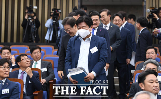 이재명 더불어민주당 대표가 16일 오후 서울 여의도 국회에서 열린 초선 당선자 워크숍에 참석하는 가운데, 마스크를 쓴 양문석 당선자가 지도부를 앞질러 이동하고 있다.