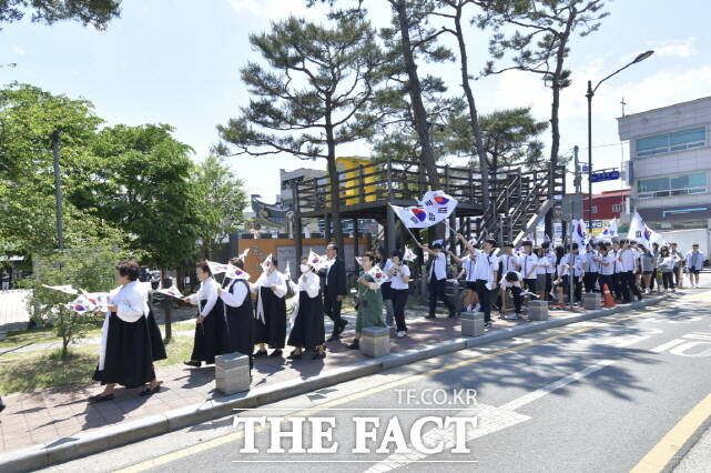 공주시가 16일 산성시장 문화공원에서 제4회 3.1만세운동 재현 행사를 갖고 거리행진을 하고 있다. /공주시