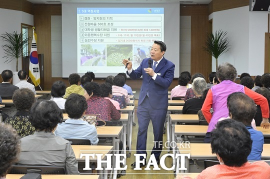 최영일 순창군수가 16일 순창군 노인대학 학생들에게 ‘어르신이 행복한 활기찬 순창’이라는 주제로 특강을 실시했다./순창군