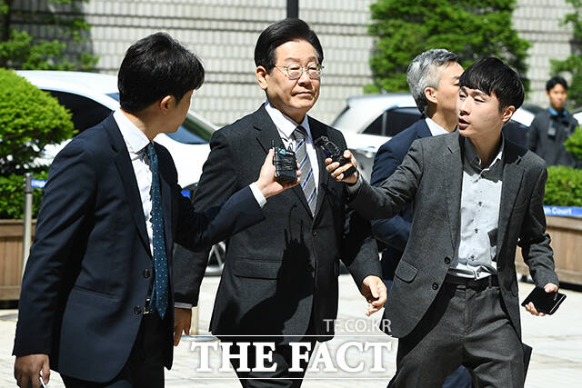 이재명 더불어민주당 대표가 17일 오전 서울 서초구 서울중앙지방법원에서 열린 고 김문기·백현동 허위 발언 관련 공판에 출석하고 있다. /장윤석 기자