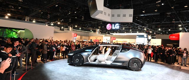 LG전자가 미국 라스베이거스에서 열린 CES 2024에서 LG전자의 미래 모빌리티 콘셉트 ‘알파블’을 시연해 관람객들의 이목을 집중시켰다. /LG