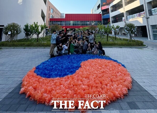 광주예술중∙고등학교 학생들이 예술로 표현한 5·18 민주화운동 공연 작품 중 한국화 전시작품을 앞에 두고 포즈를 취하고 있다./ 광주예술중∙고등학교