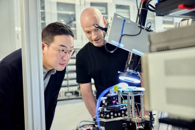 구광모(왼쪽) LG그룹 회장이 지난해 8월 캐나다 토론토 자나두 연구소에서 양자컴퓨팅 관련 실험 장비에 대해 설명을 듣고 있다. /LG