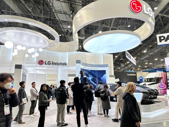 LG이노텍은 올 초 CES 2024에서 ADAS용 카메라 모듈, 라이다(LiDAR), 레이더 등 자율주행용 센싱 부품이 탑재된 미래차 목업(Mock-up)으로 관람객들의 이목을 끌었다. /LG
