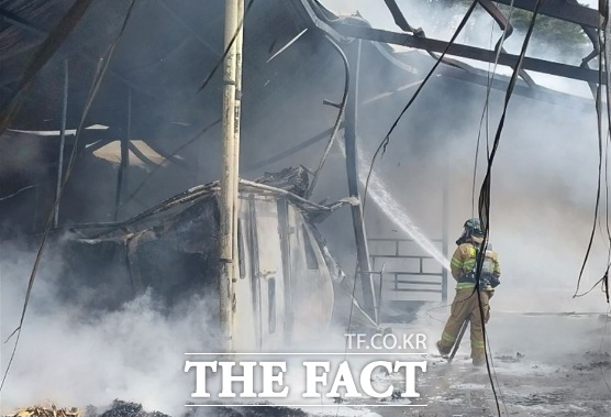 17일 오전 8시 48분쯤 봉화군 소천면의 농자재 보관 창고에서 불이 나 출동한 소방당국이 화재 진압을 하고 있다./경북소방본부