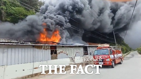 17일 오전 8시 48분쯤 봉화군 소천면의 농자재 보관 창고에서 불이 나 출동한 소방당국이 화재 진압을 하고 있다./경북소방본부
