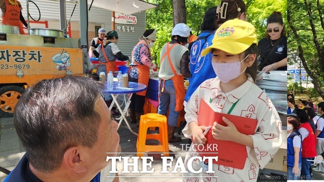 대구교육청 대구교육기자단 소속 어린이 기자가 현장 취재 활동을 이어가 주위의 관심을 모으고 있다./대구=김민규 기자