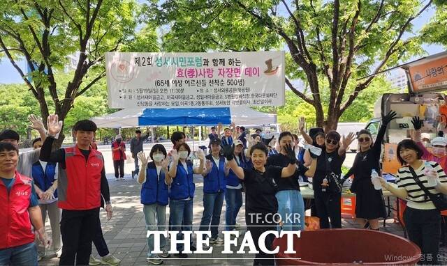 자장면봉사에 참여한 봉사자들이 카메라를 보며 활짝 웃고 있다./대구=김민규 기자