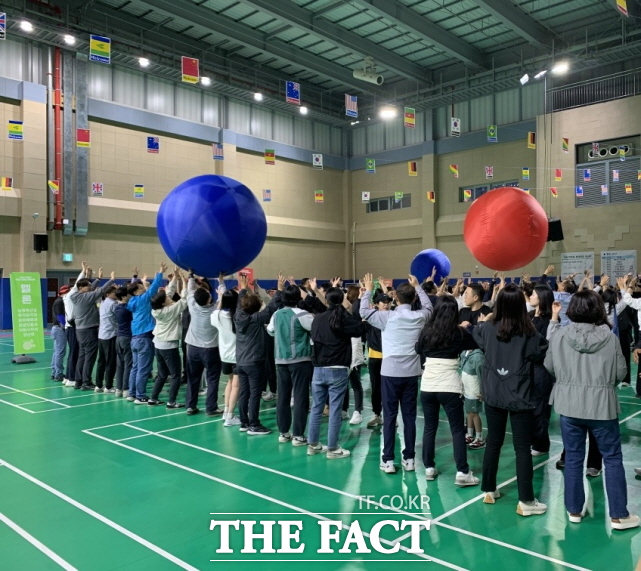 지난18일 충남 청양군이 다목적체육관에서 7년 만에 전 직원 한마음 체육대회를 열고 있다. /청양군